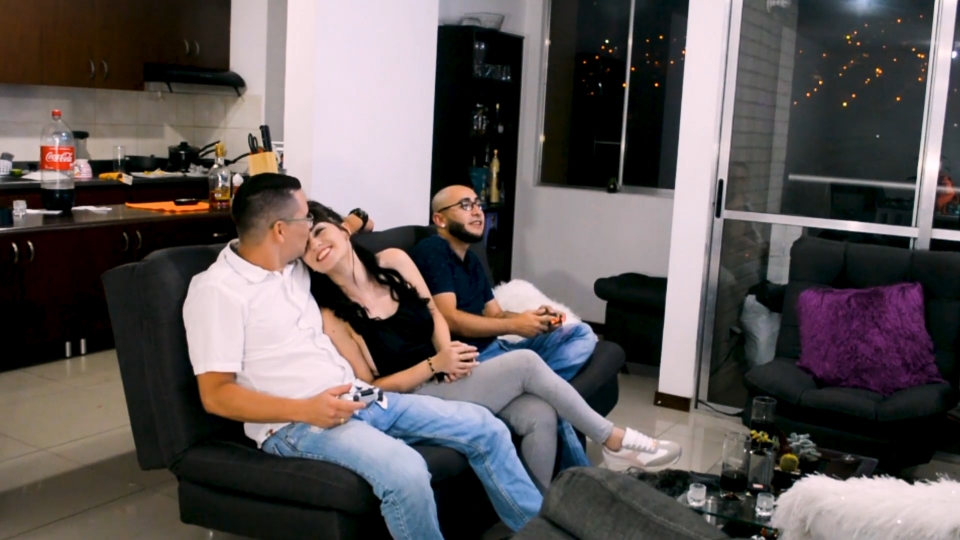 SEXMEX Kourtneyxlove hace trío con el esposo de la amiga
