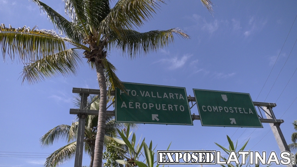 SEXMEX Adolescente latina con tetas lechosas cogida por un hombre mayor