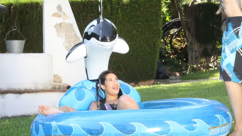 SEXMEX Jugando en la piscina