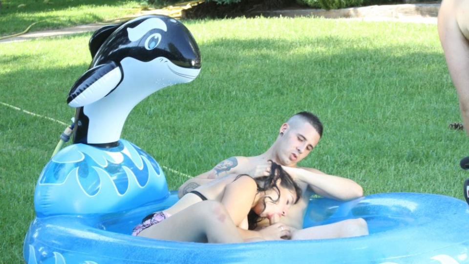 SEXMEX Jugando en la piscina