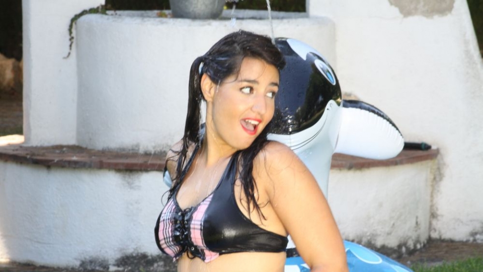 SEXMEX Jugando en la piscina