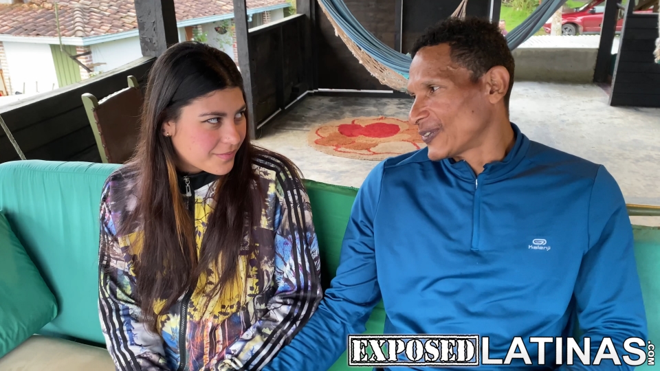 SEXMEX Hermanastra putita latina compartida con padrastro . Carolina